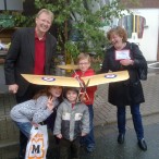 Dr. Gans mit der Gewinnerfamilie und ihrem Preis, einem Harzrundflug.