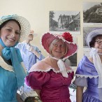 Die Kostüme werden in der Festwoche öfter zu sehen sein: Janine Schröter, Doralies Baltzer und Karin Dreymann -- Fotos: K.H.Bleß