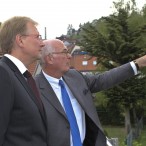 A. Kröger erläutert Dr. Gans seine Pläne zur Errichtung eines neuen Parkplatzes
