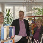 Mit Humor führte Annette Gödecke auch durch die Bibliothek, die innerhalb des Gebäudes umziehen soll. In der Mitte Dr. Thomas Gans, recht Gudrun Teyke.       Fotos: Karl Heinz Bleß
