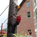 Dr. Gans auf der Kletterwand während der Gesundheitstage im Curanum