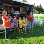 Annika Weddeke (links) und Jan Kneusels (rechts mit Mikrofon) bei der Preisverleihung an die jungen Gewinner.