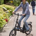 War mit dem Zug extra aus Hannover angereist: die Regionalkoordinatorin beim Verkehrsclub Deutschlands, Johanna Begrich, hier im Kurpark bei der Probefahrt