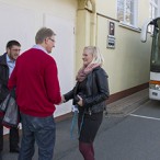 Bürgermeister Dr. Thomas Gans und Frank Hartmann begrüßen Maria Eiselt, die mit der Gruppe anreiste - -  Fotos: Bleß
