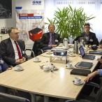 Gesprächsrunde im Exide-Konferenzraum: v.l. Karl Heinz Hausmann, Bernd Lange Thomas Gans, Praktikant Adrian Moser, Karsten Kurz und Alvaro Camarillo  - -  Fotos: K.H.Bleß