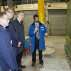 Werkleiter Camarillo erklärt einen Automaten zur Herstellung von Bleiplatten