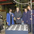 Vor einer Industriebatterie: Karsten Kurz, Alvaro Camarillo, Bernd Lange, Karl Heinz Hausmann und Dr. Thomas Gans