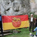 Thomas Gans übergibt die Fahne mit dem Bad Lauterberger Wappen an Firouz Vladi
