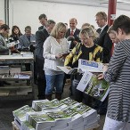 Anerkennende Gespräche der Anzeigenkunden mit Margret Freund-Breuer (r.) in der Buchbinderei