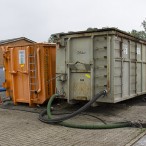 Es geht um diese beiden Container mit Fettschlamm und Fettwasser