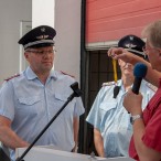Der Bürgermeister übergibt den Schlüsses des Einsatzleitfahrzeuges (ELW) an Ortsbrandmeister Bernd Wiedemann    ----    Fotos: K.H.Bleß