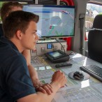 Blick in den ELW: Super moderne technische Ausrüstung mit großem Bildschirm