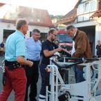 Ministerpräsident Weil, Bürgermeister Dr. Gans und Ortsbrandmeister Wiedemann werden vor dem Ausflug mit der Drehleiter zur eigenen Sicherheit angegurtet