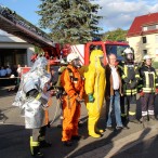 Stephan Weil inmitten der Kameraden, die ihre vielfältigen Schutzkleidungen vorführen.
