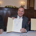 Geschafft! Erster Kreisrat Gero Geißlreiter, Innenminister Boris Pistorius und Bürgermeister Dr. Thomas Gans. Die Unterschriften sind für Bad Lauterberg 9.375 Millionen Euro wert.