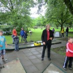 Dr. Gans beim Minigolfspielen im Rahmen der Ferienpassaktion der SPD Bad Lauterberg