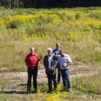 Das Gelände an der B 27 ist sehr groß: 110.000 Quadratmeter. Da wirken die Gesprächspartner ganz klein: Dr. Thomas Gans, Rolie Tromp, Aaldert an der Wal und Thomas Petermann