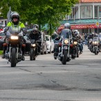 Da lacht das Motorradherz, die Straße viriert.