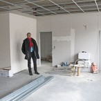 Einige neue Wände sind schon eingezogen. Man erkennt die obere Etage kaum wieder.