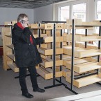 Zwischendurch ein Anruf. Hier stehen die Regale der Stadtbibliothek also. An Reinigung denkt im Moment noch niemand.