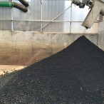 Der mit heißer Luft getrocknete Klärschlamm ist deutlich leichter als feuchter