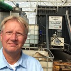 Thomas Gans vor der Trocknungsanlage in Bissingen/Bayern