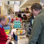 Nach einer Stunde war Uwe Speit der letzte Kunde für Thomas Gans.      ----   Fotos: K.H.Bleß