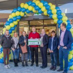Die Spendenübergabe an den Kinderschutzbund gleich im Anschluss an die Aktion. In der Mitte BM Thomas Gans, links Frauen vom Kinderschutzbund, rechts Karen Kromberg (Immobilienleiterin), Manuela Wiegleb (Filialleiterin) und Verkaufsleiter Thomas Borz von 