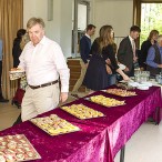Vor den Vorträgen durften sich alle am Buffet stärken. Auch kalte Getränke gab es an diesem heißen Tag.