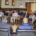 Bürgermeister Dr. Thomas Gans begrüßt die etwa 40 Zuhörer des Abends