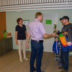 Ein Schokoladen-Maikäfer für die Kinder von Leiterin Frauke Scholz und eine Rose vom Bürgermeister für die Eltern