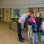 Bürgermeister Thomas Gans hatte für jedes Kind und jeden Erwachsenen ein persönliches Wort zur Begrüßung.