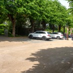 Der neugepfasterte Friedhofs-Parkplatz