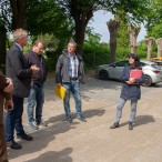 Freude auf allen Seiten: Mindestens seit 30 Jahren warteten die Barbiser auf einen vernünftigen Parkplatz am Friedhof