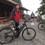 Es muss nicht unbedingt ein Mountainbike sein. E-Bikes sind sehr leistungsstark, und es macht Spaß, damit durch den Wald zu fahren.