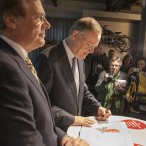 Der symbolische "Startschuss" für das Südniedersachsenprogramm mit Unterschift von Bernhard Reuter (l.) und Stephan Weil - Foto: K.H.Bleß