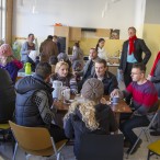 Erste Orientierung: Plötzlich stehen die beiden Besucher mitten zwischen den Flüchtlingen. - - - Fotos: Karl Heinz Bleß