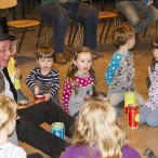Die Kinder waren aufmerksam und begeistert beim Programm "vom Heiner".
