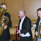 Ein Tusch zu Beginn: hinter der Tuba versteckt Thomas Gans, Veranstalter Heiner Hunke und SPD-Landtagsabgeordneter Karl Heinz Hausmann  ---- Fotos: K.H.Bleß