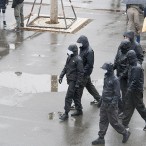 Vermummte gab es vor allem bei der Kundgebung der Rechten auf dem Parkplatz.