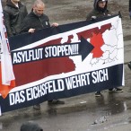 Die Demonstranen von links und rechts kamen alle von außerhalb.