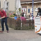 Ein Plakat klebt am Kirch-Parkplatz. Da half, wie auch schon am Heimatmuseum, Douglas aus dem Jugendraum bereitwillig mit.