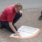 "Solidarität mit Freunden, mit Fremden. Mit Menschen." steht auf dem Gedenkplakat in der Stadtmitte.