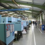 Die eigentliche Produlktion. Hier produzieren verschiedene Maschinen Spritzgussteile für die Industie.