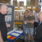 Aus Granulat wird Kunststoff. Es genügt ein geringer Anteil von zwei Prozent an farbigen Teilchen, um das Kunststoffteil farbig zu erhalten.