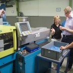 Silvia Drechsler erklärt Thomas Gans Einzelheiten der Produktion. Beide kenne sich schon aus der Schulzeit.