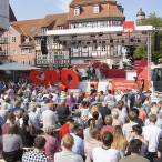 Der Platz vor dem Alten Rathaus in Göttingen war rappelvoll.     ----    Fotos: K.H.Bleß