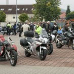 Erstaunlich, dass trotz des trüben Wetters so viele Biker kamen.     ---    Fotos: K.H.Bleß