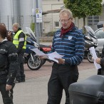 Wer hat welches Essen bestellt? Thomas Gans überfliegt noch einmal die Liste, bevor er die Bestellung durchgibt. Rechts Inge Holzigel.