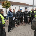 Begrüßung auf dem Lidl-Parkplatz. Rechts neben Thomas Gans steht Mitorganisator Kai Kasten.